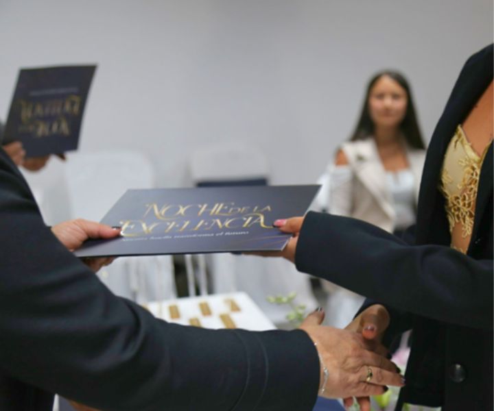 Profesores , Coordinadores , estudiantes , egresados y menciones de honor