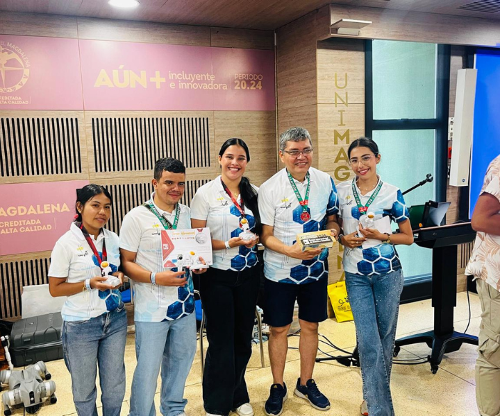 Grupo de estudiantes de Ingeniería de Sistemas de UNIMINUTO Neiva posando como ganadores en el TIRR Santa Marta 2026, tras obtener segundo lugar en SUMO RC y clasificar a competencia internacional en México.