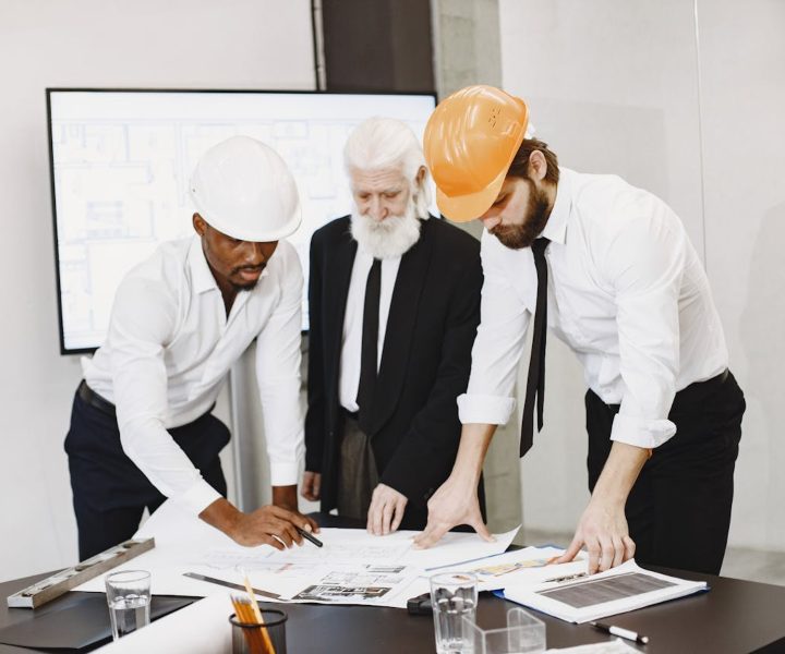 Ingenieros escribiendo en hojas