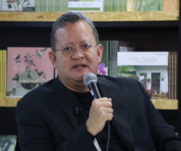 rector UNIMINUTO presenta su libro en la Filbo