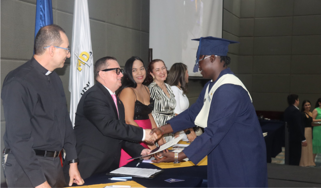 Graduando UNIMINUTO Recibiendo diploma de graduación 