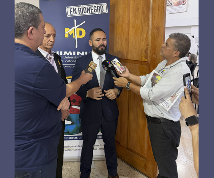 En el marco del evento, el rector de UNIMINUTO Antioquia - Chocó, Fáber Andrés Alzate Ortiz, sostuvo una rueda de prensa con medios de comunicación como El Periódico de Rio Negro y El Periódico de Colombia más positiva. Durante el encuentro, el Rector compartió la apuesta institucional de la universidad en el Oriente antioqueño, reafirmando el compromiso de seguir llevando educación de calidad, innovación y transformación social a más territorios.