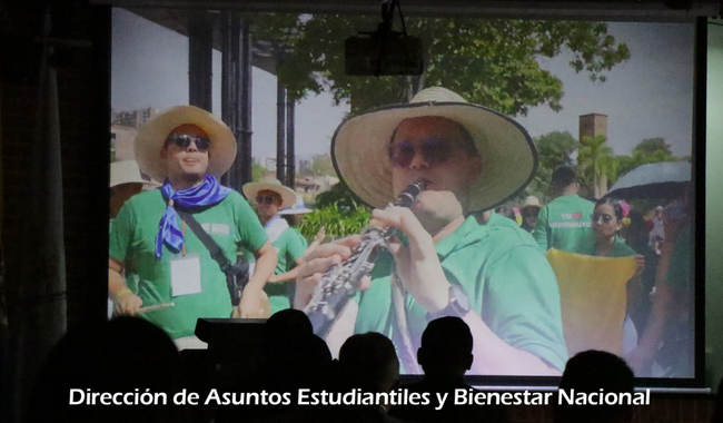 Proyección del microdocumental LATIR durante el evento de lanzamiento