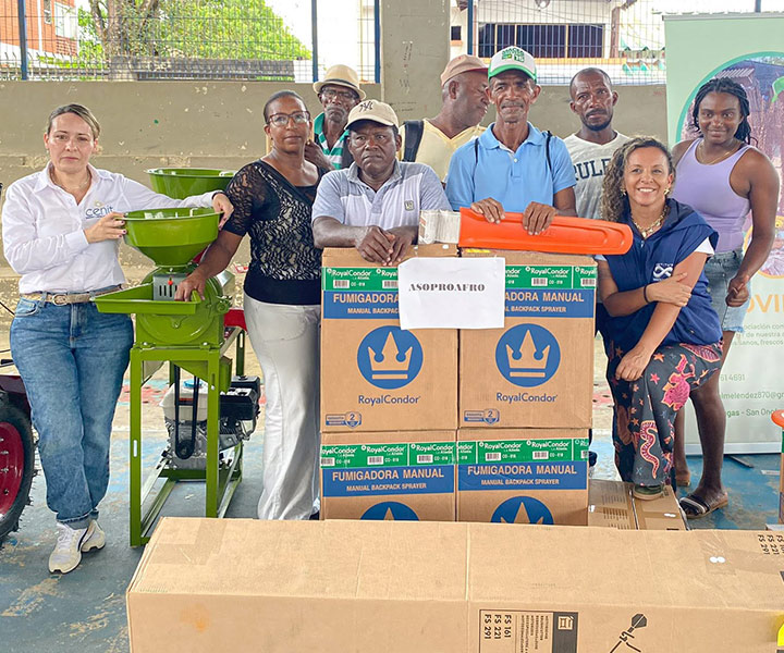 Emprendedores participantes en la feria de emprendimiento en Coveñas El origen de lo que somos.