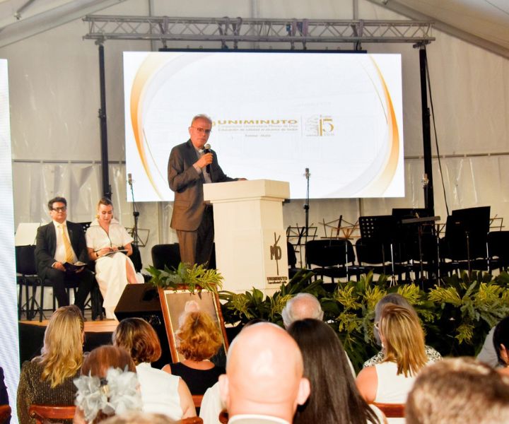 El Padre Camilo Bernal Hadad, CJM, dirige unas palabras a la comunidad académica durante la ceremonia de celebración de los 15 años de UNIMINUTO Ibagué.