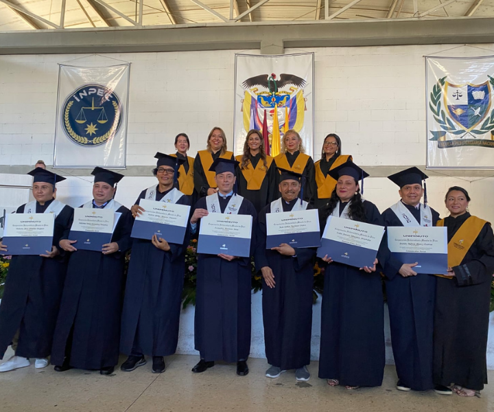 Graduandos de Comunicación Social del COIBA Picaleña celebran la obtención de su título profesional.