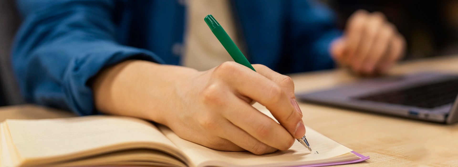Estudiante escribiendo en cuaderno