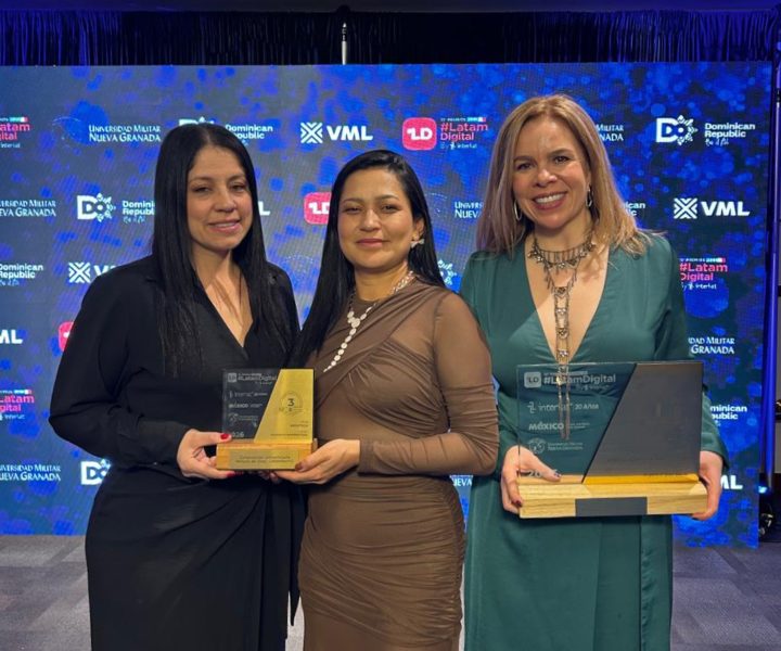 Foto de representantes de UNIMINUTO recibiendo los premios