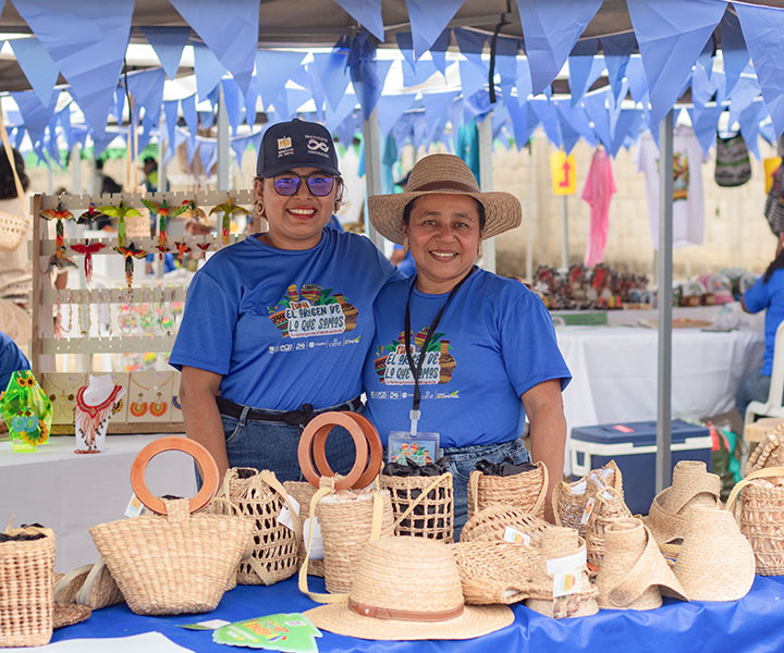 Artesanas de la región posan felices en su stand de tejidos, representando a los 180 emprendedores que participaron en la feria en el Golfo de Morrosquillo.