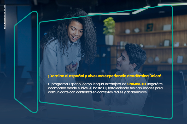 Una persona estudiantes un proyecto a través de sus medios digitales