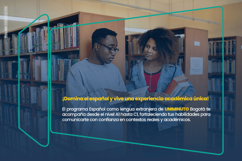 Dos personas conversando y analizando un proyecto