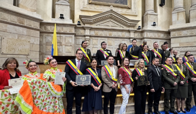 Representantes de las instituciones, organizaciones y programas reconocidos por la Fundación Manos al Cielo durante la ceremonia de entrega de la Cruz de la Solidaridad Social 2026, realizada en el Salón Boyacá del Capitolio Nacional del Congreso de la República, en reconocimiento a su compromiso con la inclusión, el desarrollo comunitario y la transformación social.