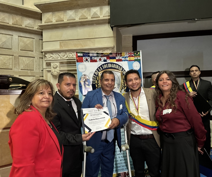 En el marco de la ceremonia de la Cruz de la Solidaridad Social 2026, representantes de UNIMINUTO Soacha entregaron un reconocimiento a la Fundación Manos al Cielo en agradecimiento por su valioso aporte y por impulsar iniciativas que promueven la inclusión, la solidaridad y el desarrollo comunitario.