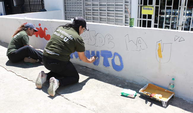 Embellecimiento mural "Sirviendo desde la U"