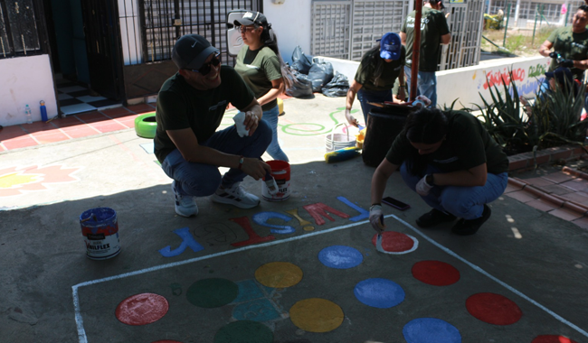 Embellecimiento juego recreativo para niños de la comunidad 