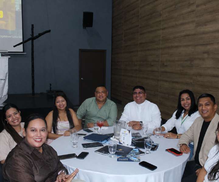El rector de UNIMINUTO Caribe, directivos de la institución y representantes de empresas e instituciones aliadas durante la Cena de Aliados.