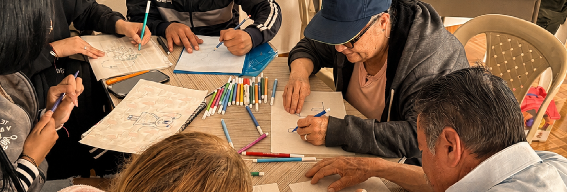 Adultos mayores entre mujeres y hombres participando de taller del DISBo