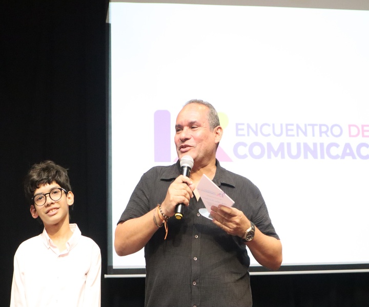 Docente Carlos Toncel recibió un reconocimiento a su labor de manos de su hijo