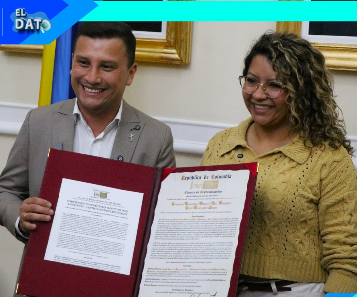 El doctor Víctor Hugo Londoño Aguirre, rector de la Sede UNIMINUTO Cundinamarca-Boyacá, y la Dra. Francy Natalia Moreno Rincón, representante a la Cámara por Cundinamarca, posan junto a la Moción de Reconocimiento otorgada por la Cámara de Representantes a UNIMINUTO Centro Universitario Soacha, en el marco de sus 25 años de compromiso con la educación superior, la transformación social y el desarrollo de la región 25 años  Transformación social Moción de reconocimiento Historia.
