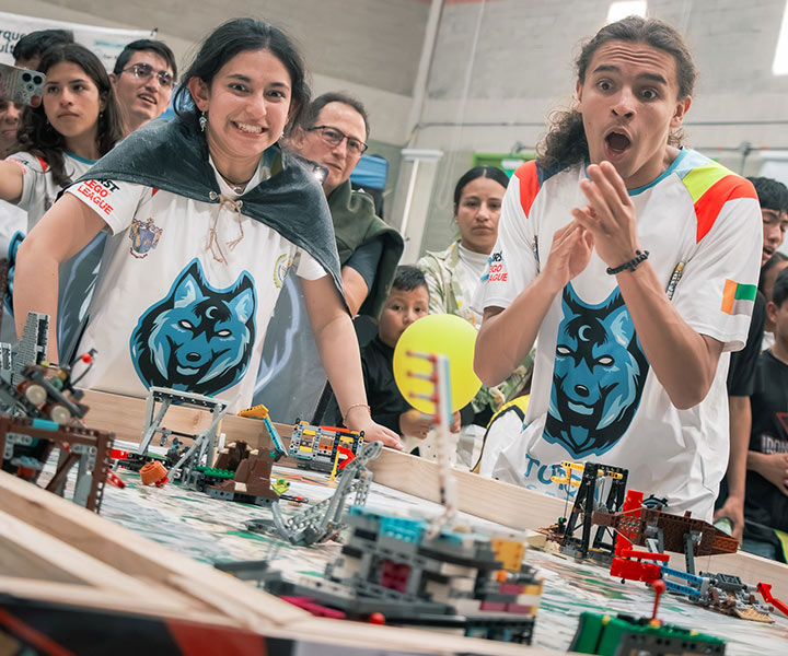 JóJóvenes compitiendo en el juego del robot de FIRST LEGO League Colombia 2026