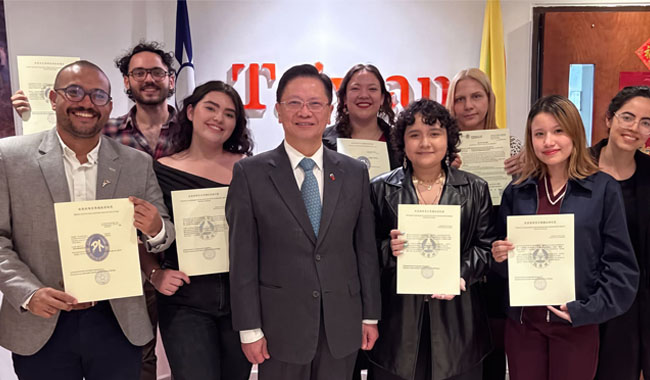 La beneficiaria de este programa es Mariana Arbeláez Gallego, estudiante de cuarto cuatrimestre de Administración de Empresas en el Centro Universitario Rionegro. Mariana se convierte en la primera alumna de UNIMINUTO a nivel nacional en recibir esta distinción, la cual premia su rendimiento académico sobresaliente y su dominio certificado del idioma inglés en nivel B2.