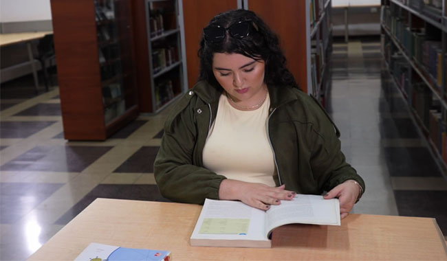 La beneficiaria de este programa es Mariana Arbeláez Gallego, estudiante de cuarto cuatrimestre de Administración de Empresas en el Centro Universitario Rionegro. Mariana se convierte en la primera alumna de UNIMINUTO a nivel nacional en recibir esta distinción, la cual premia su rendimiento académico sobresaliente y su dominio certificado del idioma inglés en nivel B2.