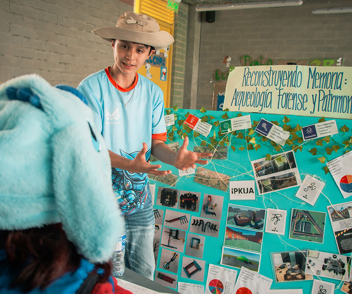 Estudiante presentando su proyecto de arqueología en FIRST LEGO League Colombia 2026