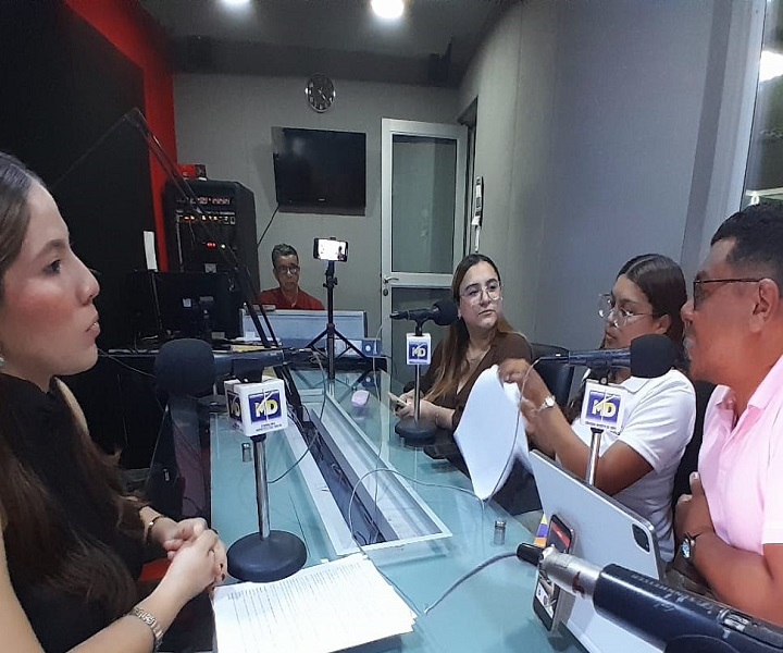 Estudiantes de Comunicación Social durante la transmisión del programa Voces UNIMINUTO