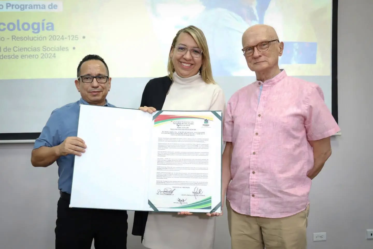De izquierda a derecha: Ramiro Vidal Benítez, concejal de Neiva, Huila; Carolina Tovar Torres, rectora de UNIMINUTO Tolima - Huila; y el doctor Luis Eduardo Rico, miembro del Consejo Superior.