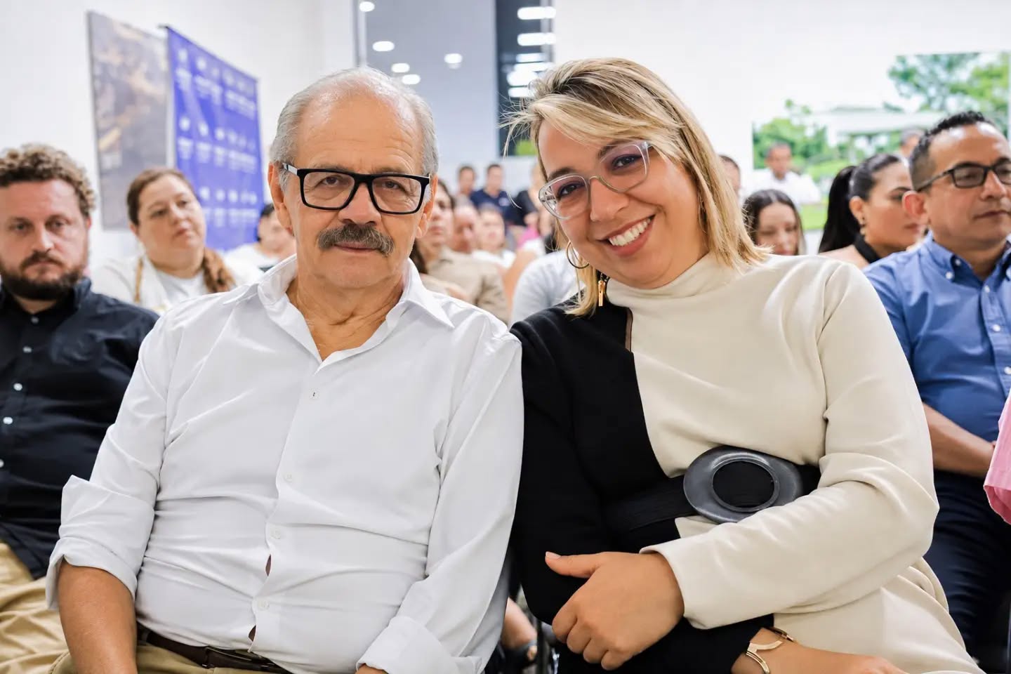 De izquierda a derecha: Ph.D. Telmo Eduardo Peña Correal, referente nacional en Psicología, y Carolina Tovar Torres, rectora de UNIMINUTO Tolima - Huila.