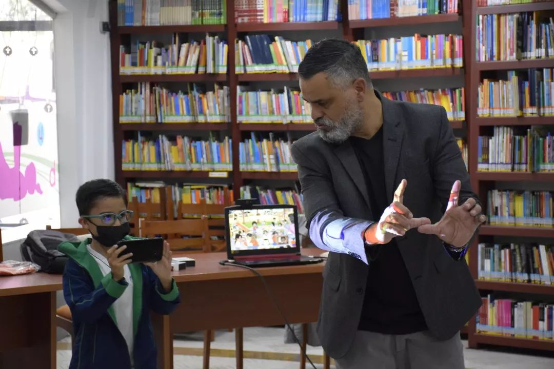 Carlos Mendes Lima, miembro del Núcleo de educación y comunicación y creador de Prensa Joven en São Paulo, realiza Taller de creación de agencia de noticias en la escuela con niños del