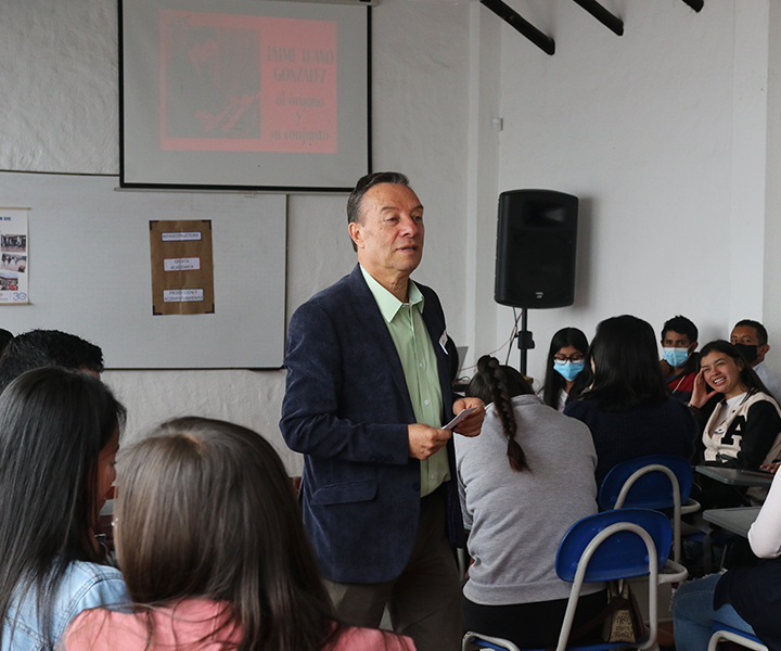 Ing. Jairo Enrique Cortés realiza una carla sobre la felicidad a estudiantes COA Ubaté 