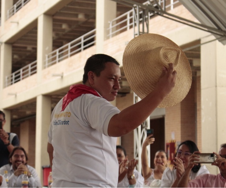 Édison Reyes demostrando las prendas icónicas de la región. 