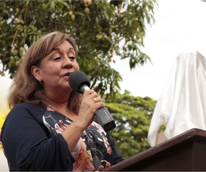 Directora del Centro Regional Girardot, Elvia Yaneth Galarza realiza intervención en el marco de la inauguración del Busto.