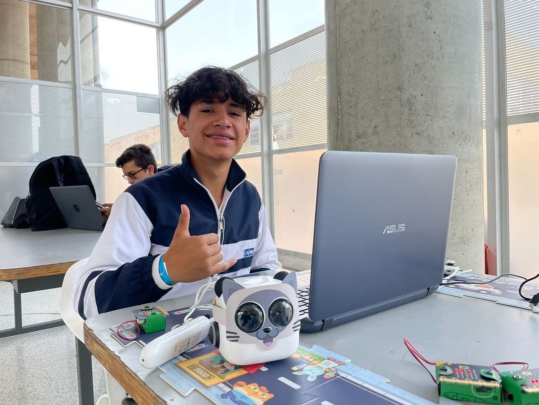 Estudiante aplica lo aprendido con STEM en su proyecto de solución por medio de la comunidad de aprendizaje a través del Plan Saber Digital 4.0