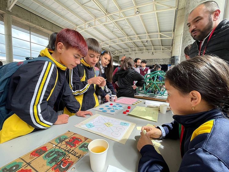 Estudiantes del Plan Saber Digital 4.0 socializan su proyecto de solución siendo parte de las comunidades de aprendizaje