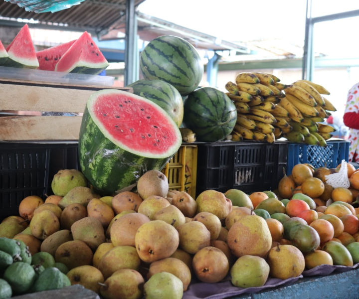 Puesto de venta de frutas en una de las plazas de mercado de Cundinamarca