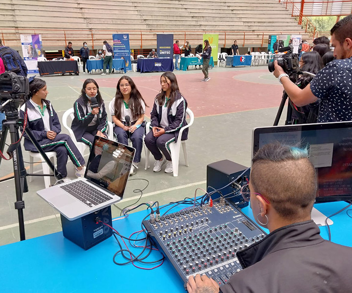 La radio Móvil de CRZ hacen parte de la Feria preuniversitaria de la calera, allí estudiantes de último año interactúan con el espacio radial. 