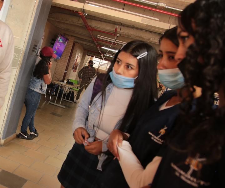 Estudiantes de UNIMINUTO participan de la feria en su área de acompañamiento y permanencia.