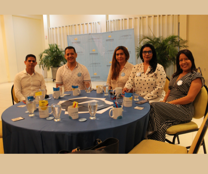 personas reunidas en una mesa