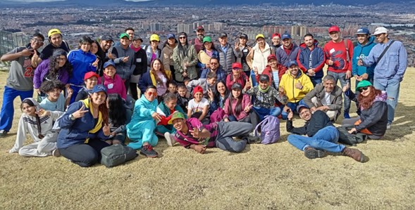 Equipo participante en la experiencia “Sirviendo desde la U” 