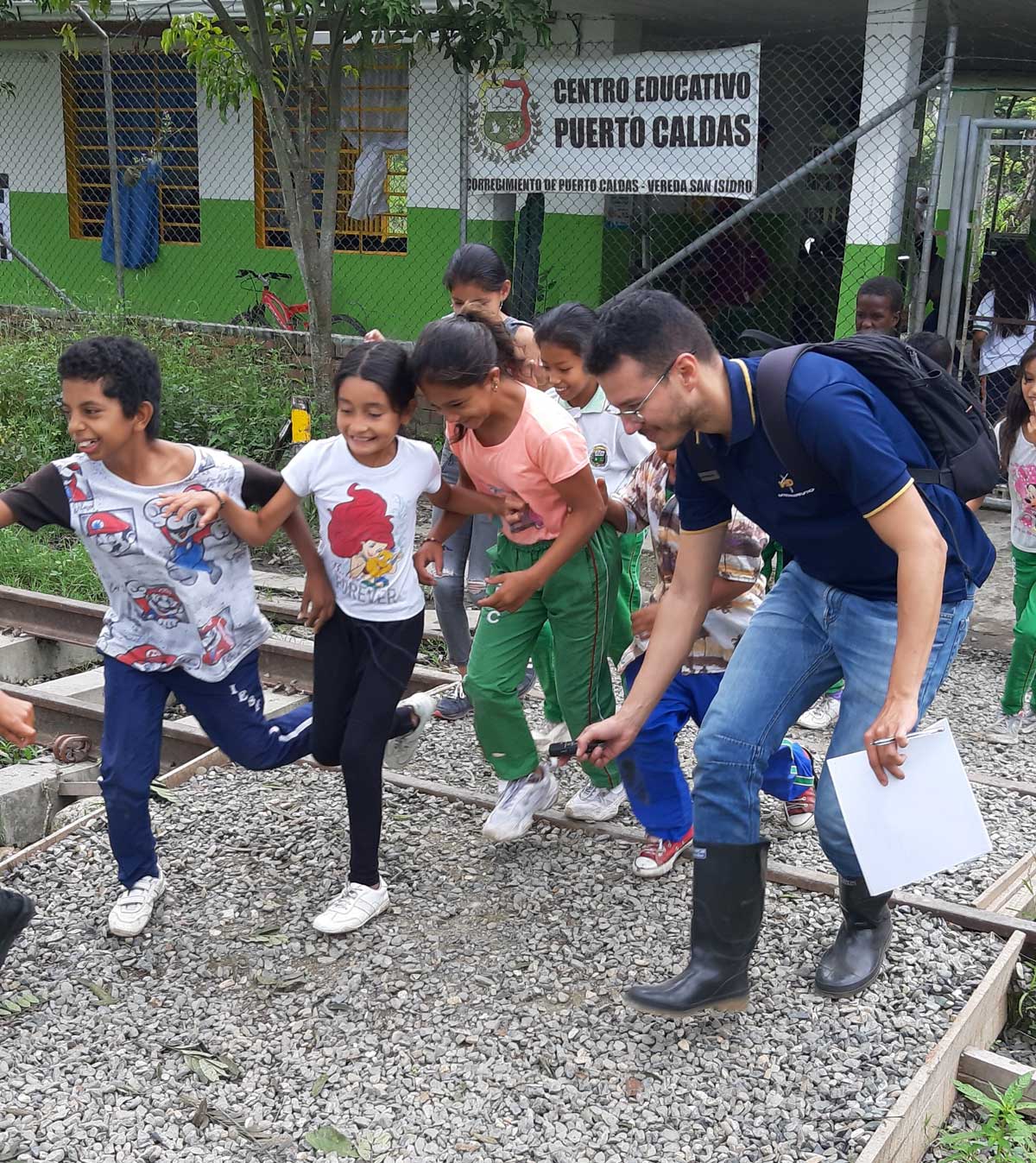 Niños y niñas del Centro educativo Puerto Caldas realizan actividad de socialización con estudiantes de UNIMINUTO Eje cafetero en el marco de la Agenda Regional Pereira PCIS