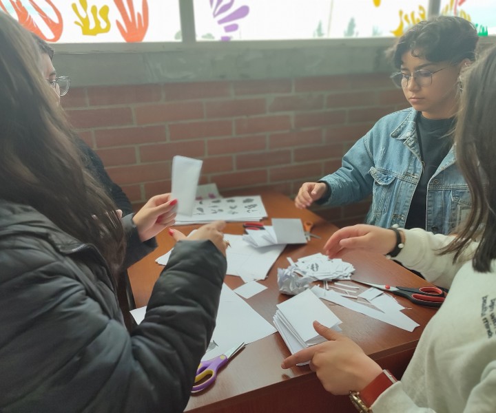 Participación de estudiantes en el taller.