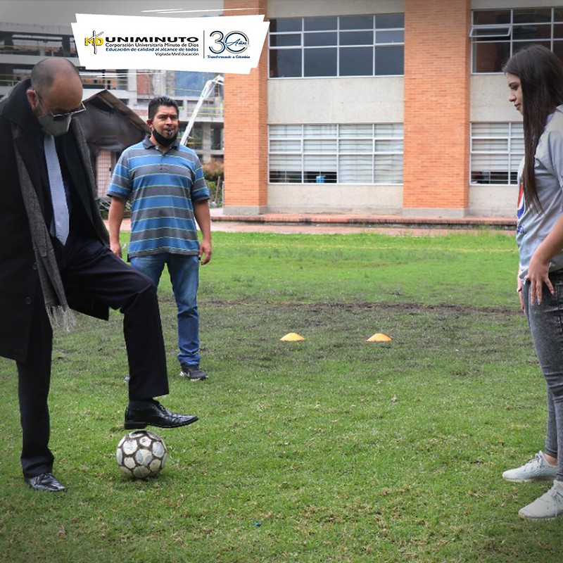 El primer saque del encuentro de Fútbol, el Dr. Jhensus Elías Carvajal Vicerrector Académico de UNIMINUTO Rectoría Cundinamarca se dio apertura oficial a la "Semana de la Comunicación 20-22 " del Centro Regional Zipaquirá.