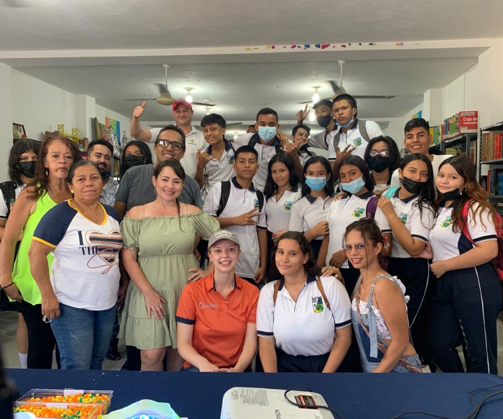 Jaime Styer realiza trabajos conjunto a miembros del Centro de Educación para el Desarrollo y alumnos del colegio Luis A. Duque Peña de Barzalosa.