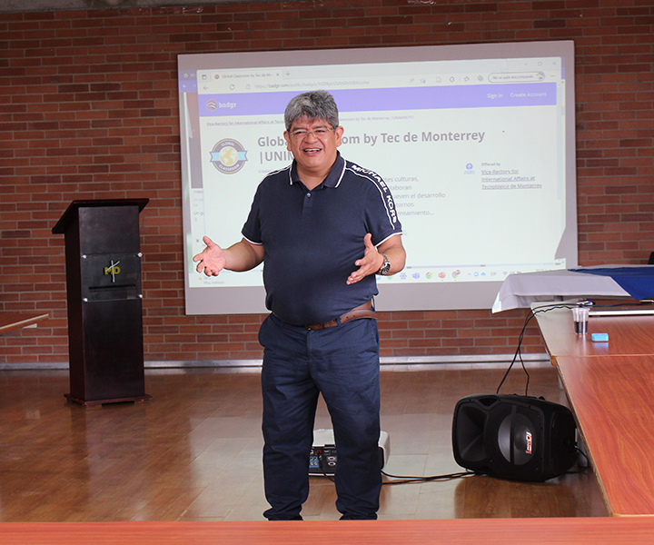 El Dr. Jorge Membrillo dicta taller sobre biotecnología a estudiantes y docentes de CRZ. 