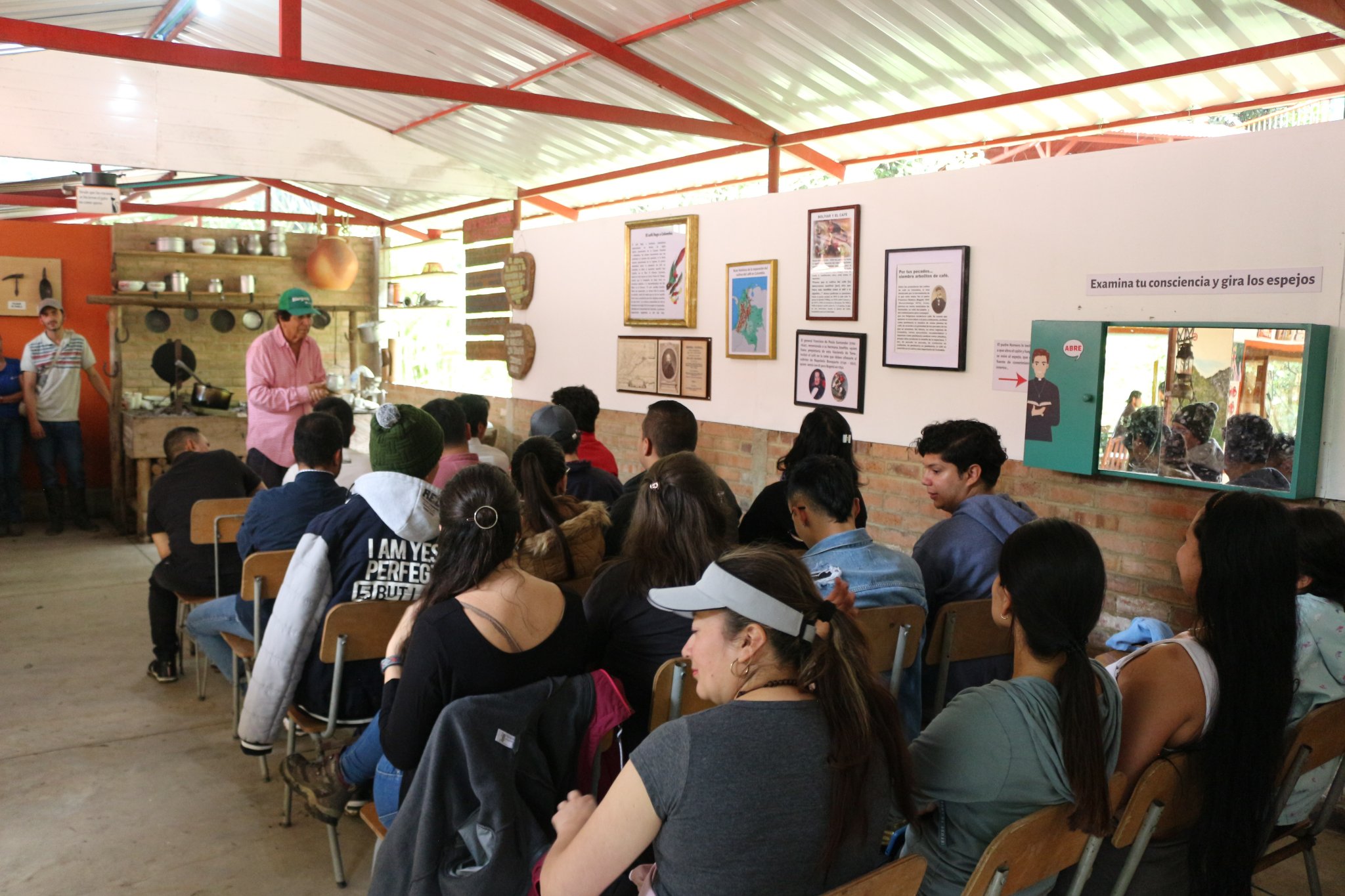 Taller sobre la ruta del cafe en el Agroparque Sabio Mutis de UNIMINUTO