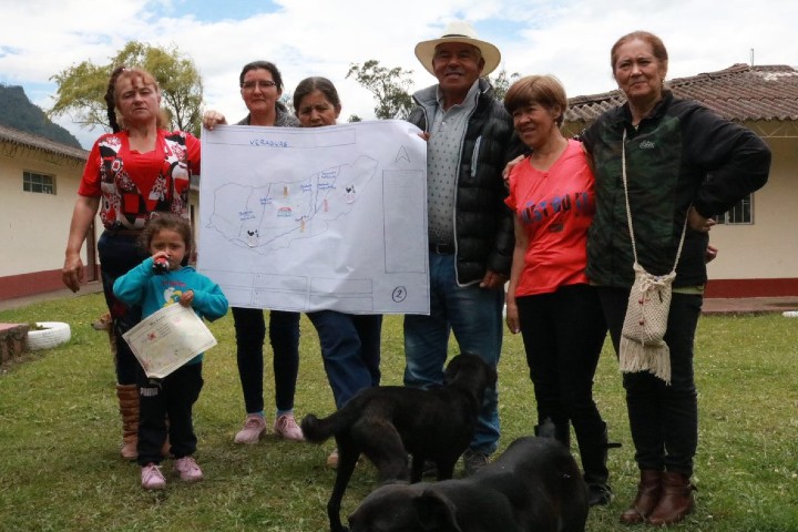 Habitantes de la vereda exponiendo su mapa.