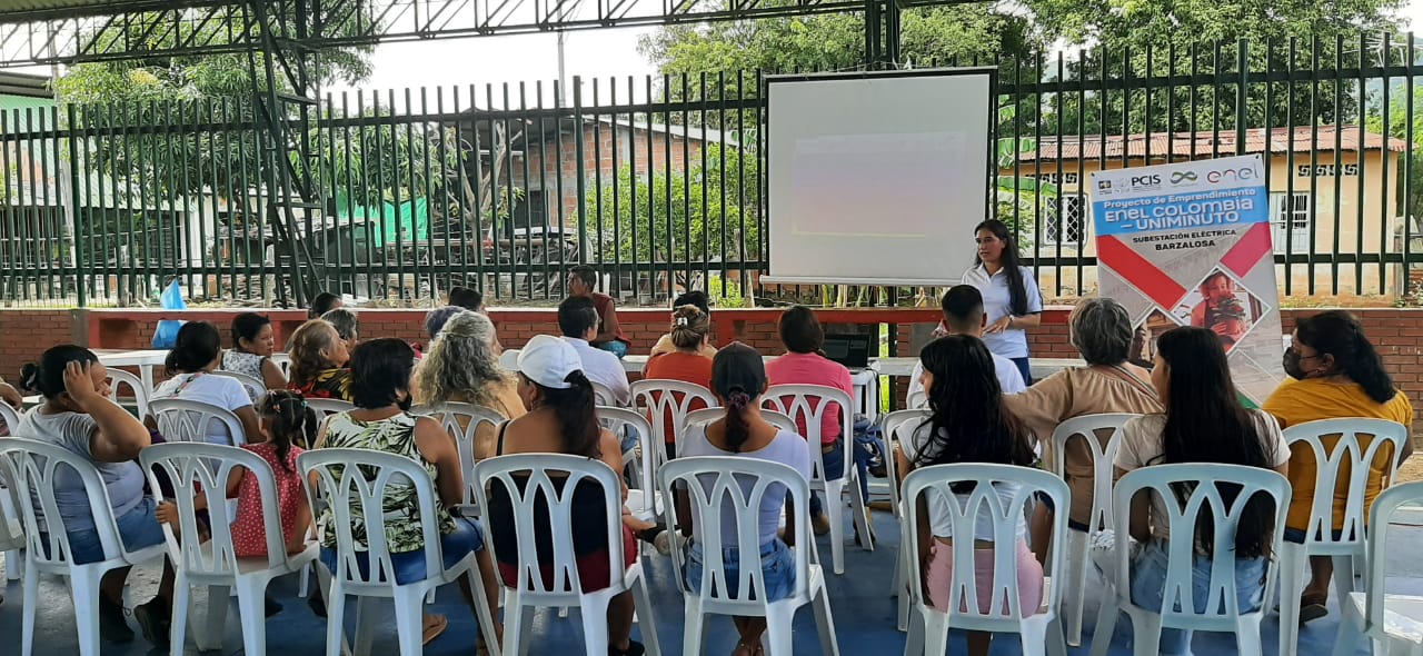 Yenny Rincón, profesional de proyectos de InnovaRegión socializa el objetivo del proyecto emprendimiento Enel - UNIMINUTO