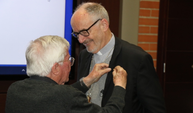 Cardenal Czerny recibió los regalos en su visita a UNIMINUTO. 